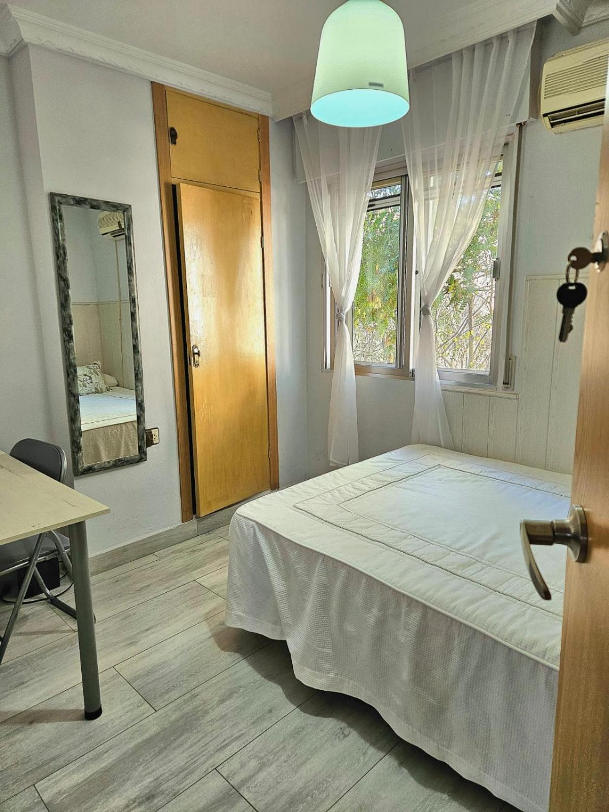 Отель Habitacion Privada A 15 Min De La Playa/Piso Уэльва Экстерьер фото