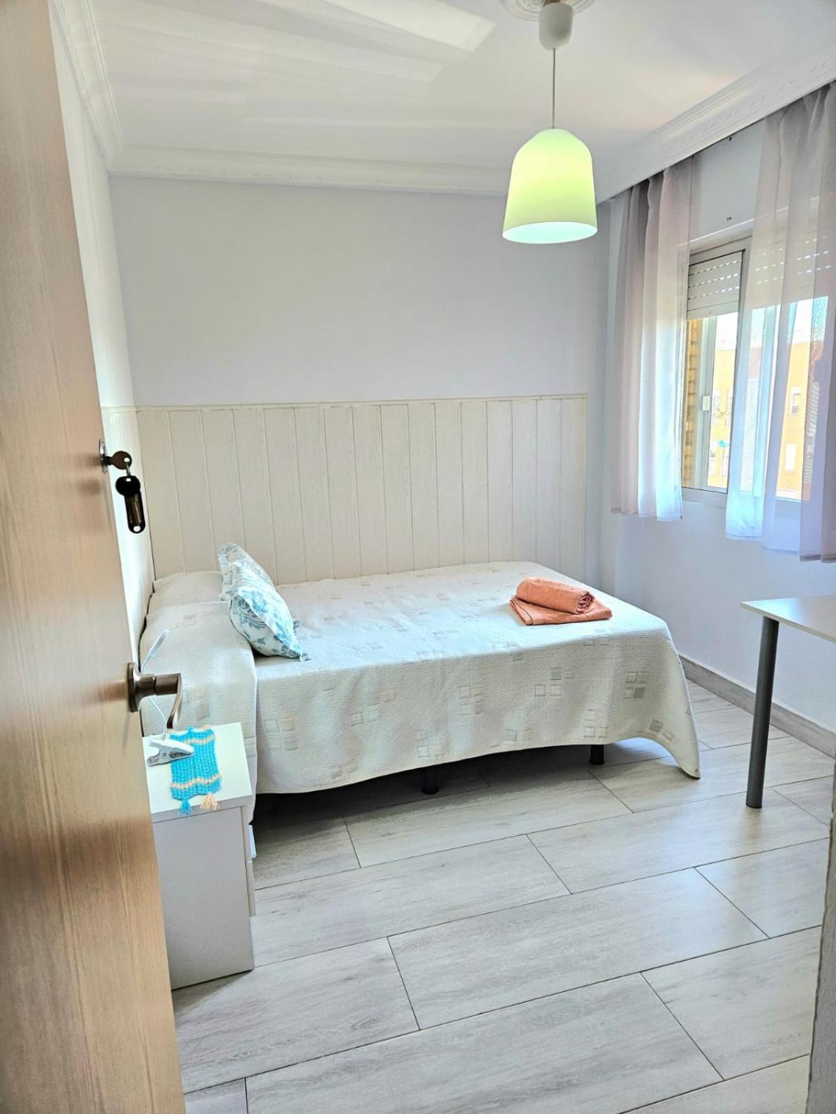 Отель Habitacion Privada A 15 Min De La Playa/Piso Уэльва Экстерьер фото
